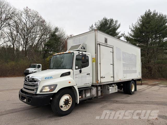 Hino 338 Bakwagens met gesloten opbouw