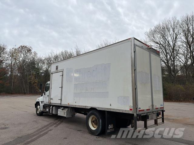 Hino 338 Bakwagens met gesloten opbouw