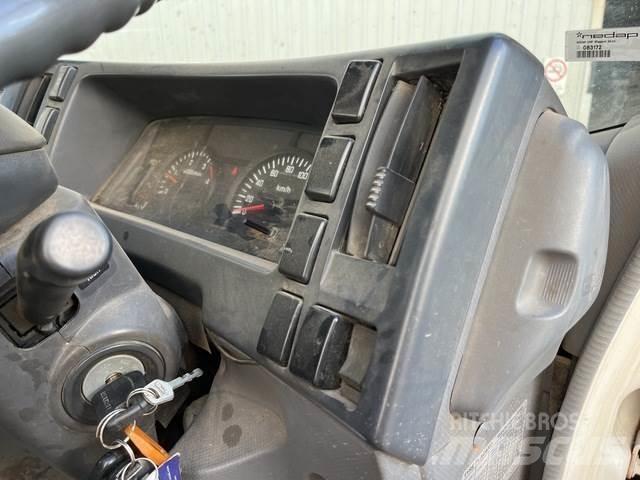 Isuzu NNR 200 Platte bakwagens