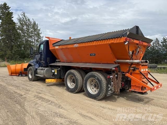 Kenworth T880 Sneeuwschuivers en -ploegen