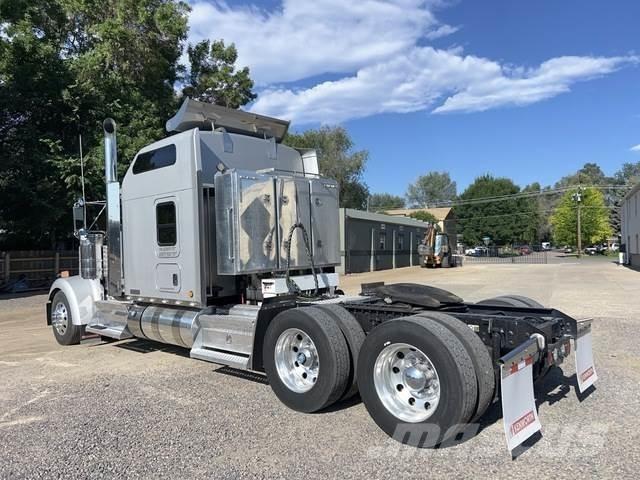 Kenworth W900L Trekkers