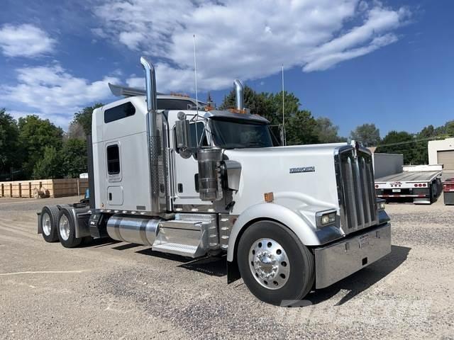 Kenworth W900L Trekkers
