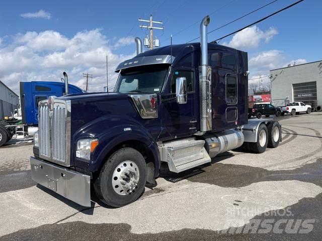 Kenworth W990 Trekkers