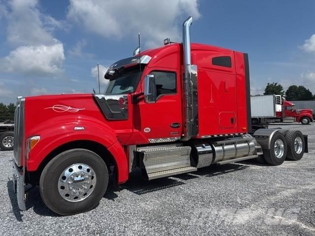 Kenworth W990 Trekkers