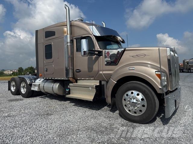 Kenworth W990 Trekkers