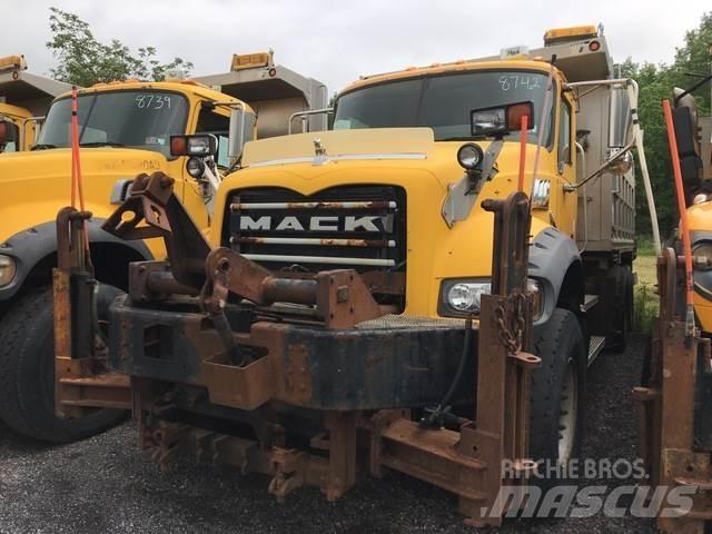 Mack 700 Sneeuwschuivers en -ploegen