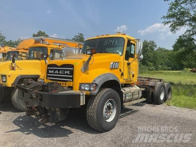 Mack 700 Sneeuwschuivers en -ploegen