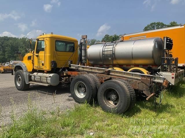 Mack 700 Sneeuwschuivers en -ploegen