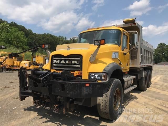 Mack 700 Sneeuwschuivers en -ploegen