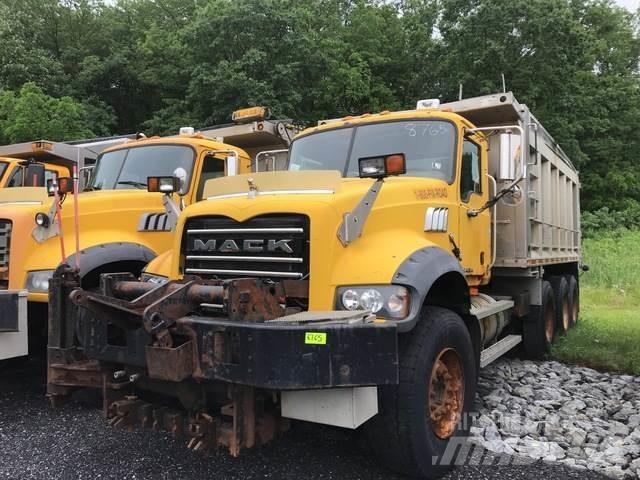 Mack 700 Sneeuwschuivers en -ploegen