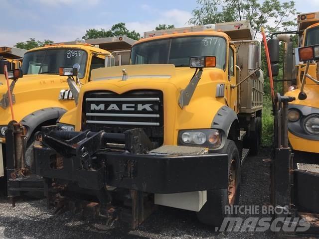 Mack 700 Sneeuwschuivers en -ploegen
