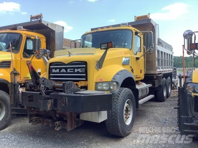 Mack 700 Sneeuwschuivers en -ploegen