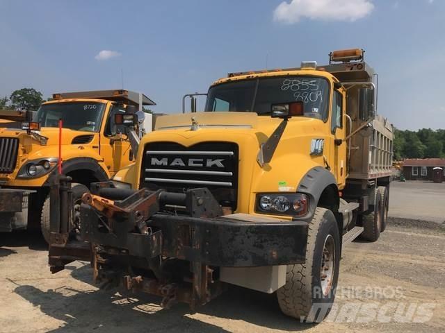 Mack 700 Sneeuwschuivers en -ploegen