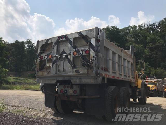 Mack 700 Sneeuwschuivers en -ploegen