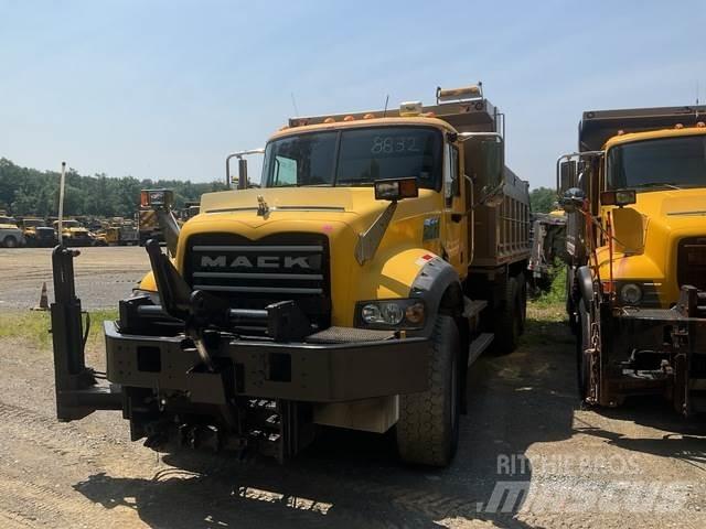 Mack 700 Sneeuwschuivers en -ploegen