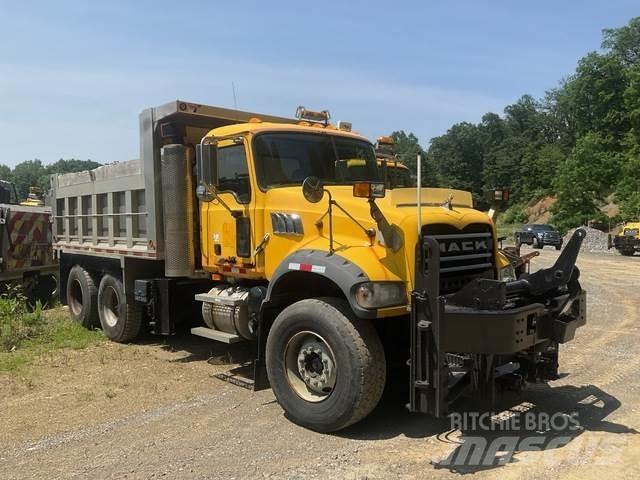 Mack 700 Sneeuwschuivers en -ploegen