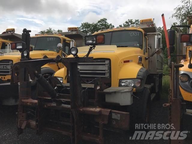 Mack 700 Sneeuwschuivers en -ploegen