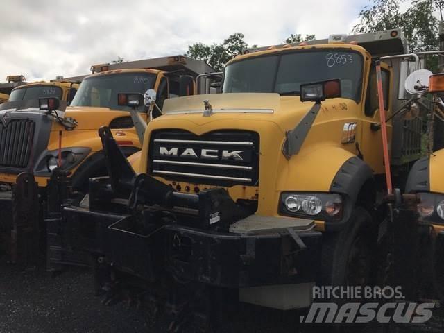 Mack 700 Sneeuwschuivers en -ploegen