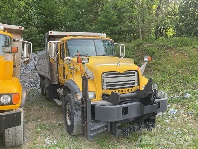 Mack 700 Sneeuwschuivers en -ploegen