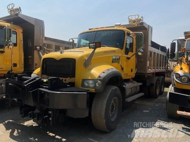 Mack 700 Sneeuwschuivers en -ploegen