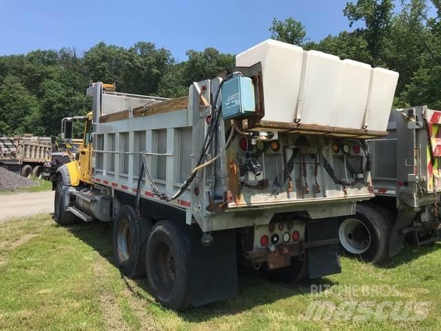 Mack 700 Sneeuwschuivers en -ploegen