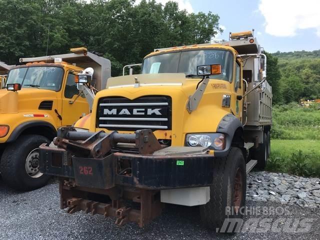 Mack 700 Sneeuwschuivers en -ploegen