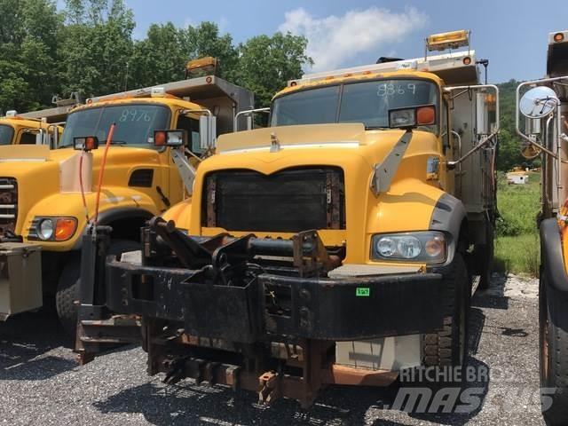 Mack 700 Sneeuwschuivers en -ploegen