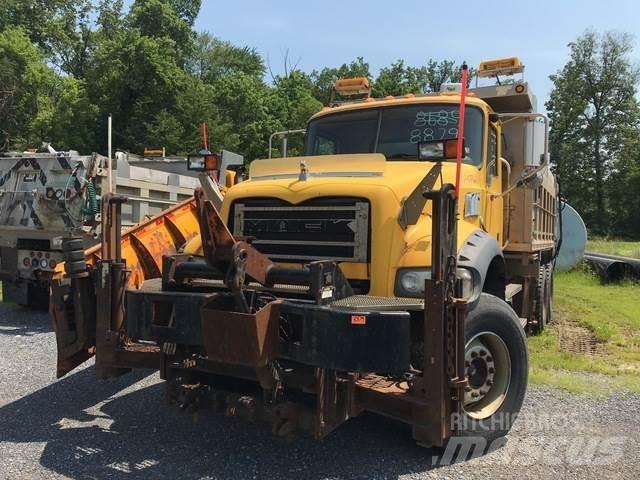 Mack 700 Sneeuwschuivers en -ploegen