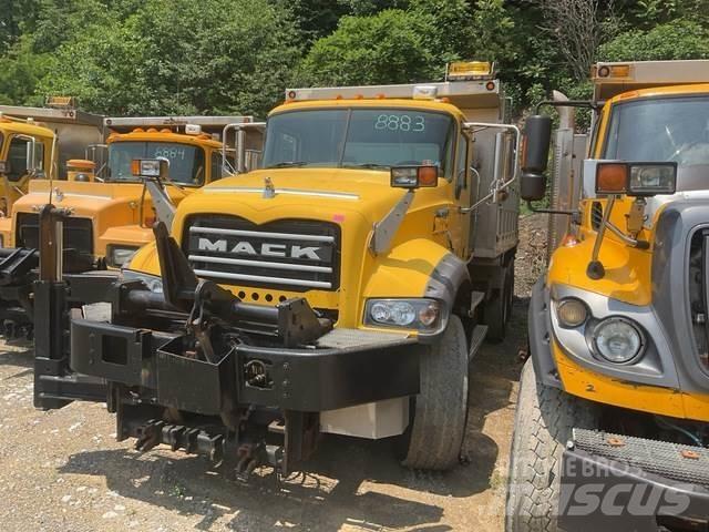 Mack 700 Sneeuwschuivers en -ploegen