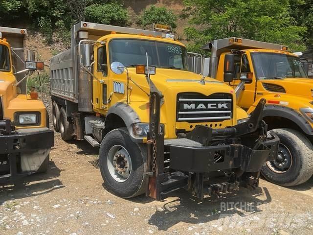 Mack 700 Sneeuwschuivers en -ploegen