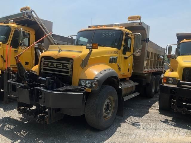 Mack 700 Sneeuwschuivers en -ploegen