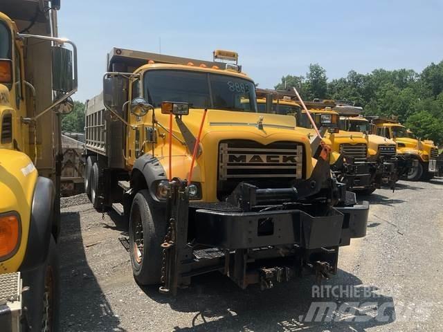 Mack 700 Sneeuwschuivers en -ploegen