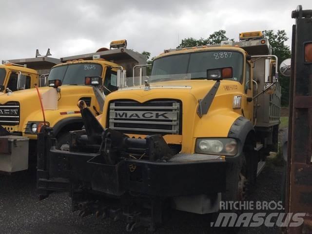 Mack 700 Sneeuwschuivers en -ploegen