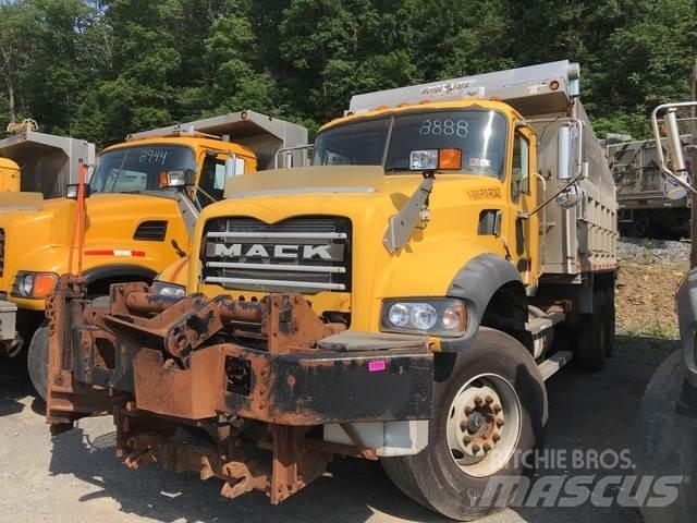 Mack 700 Sneeuwschuivers en -ploegen