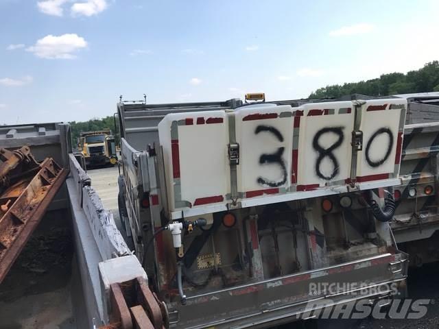 Mack 700 Sneeuwschuivers en -ploegen