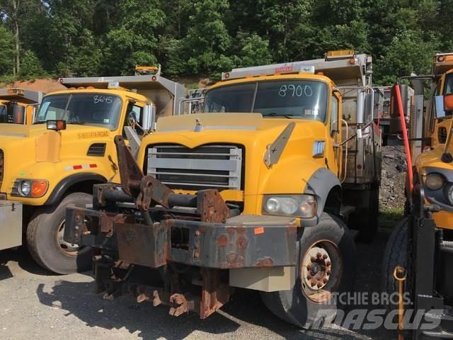Mack 700 Sneeuwschuivers en -ploegen