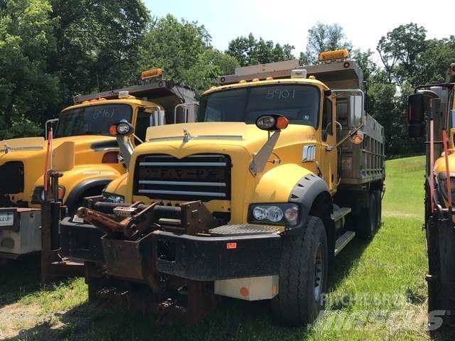 Mack 700 Sneeuwschuivers en -ploegen