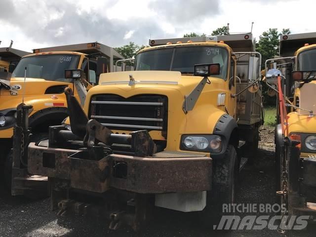 Mack 700 Sneeuwschuivers en -ploegen