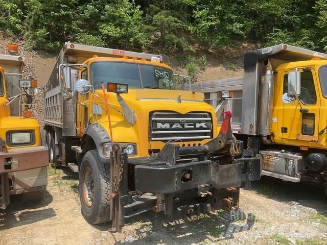 Mack 700 Sneeuwschuivers en -ploegen