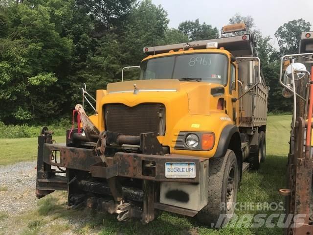 Mack 700 Sneeuwschuivers en -ploegen