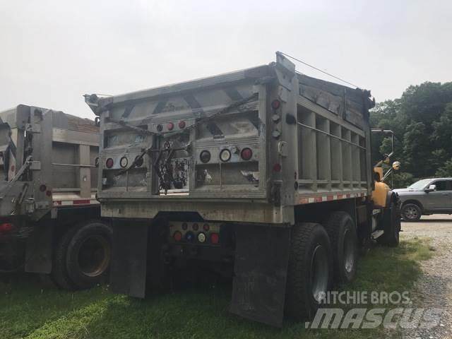 Mack 700 Sneeuwschuivers en -ploegen