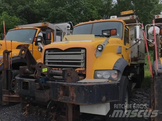 Mack 700 Sneeuwschuivers en -ploegen