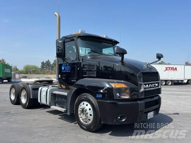 Mack AN64T Trekkers