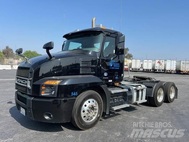 Mack AN64T Trekkers