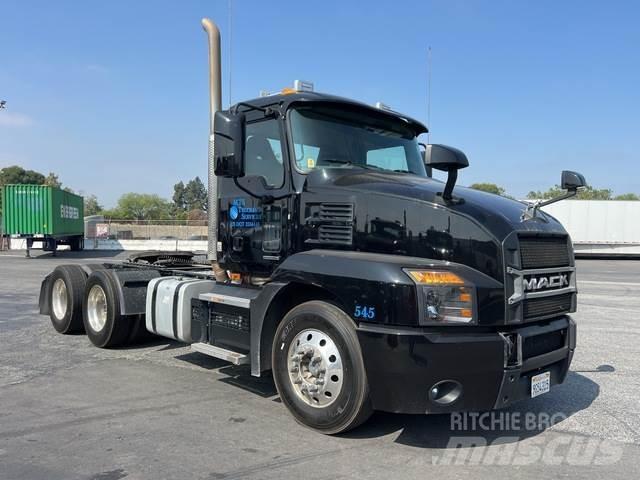 Mack AN64T Trekkers