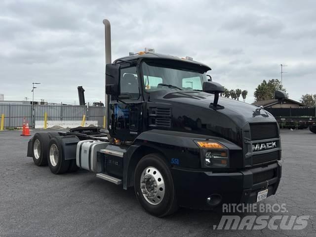 Mack AN64T Trekkers