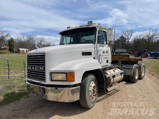 Mack CH613 Trekkers