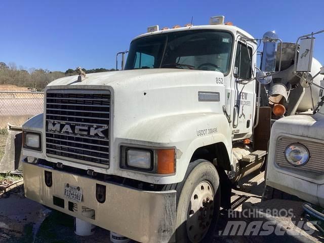 Mack CH613 Trekkers