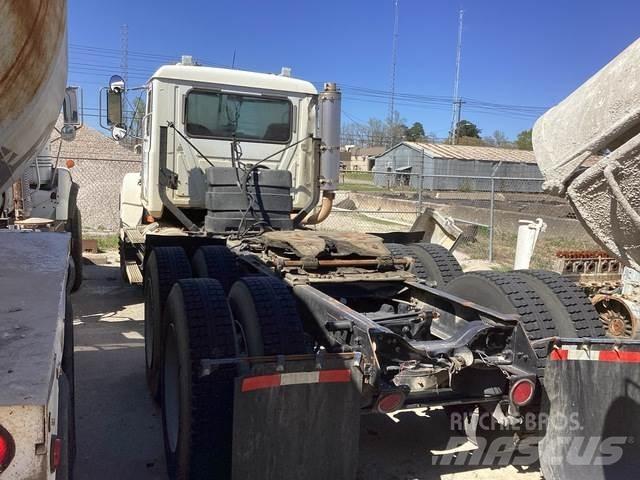 Mack CH613 Trekkers