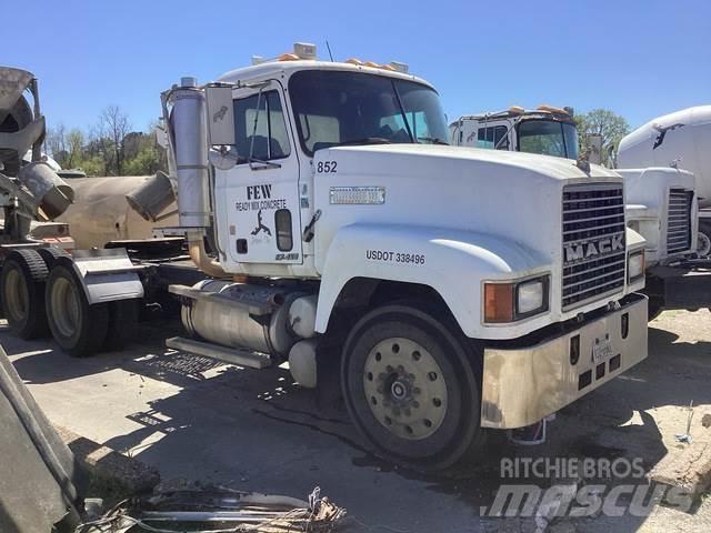 Mack CH613 Trekkers